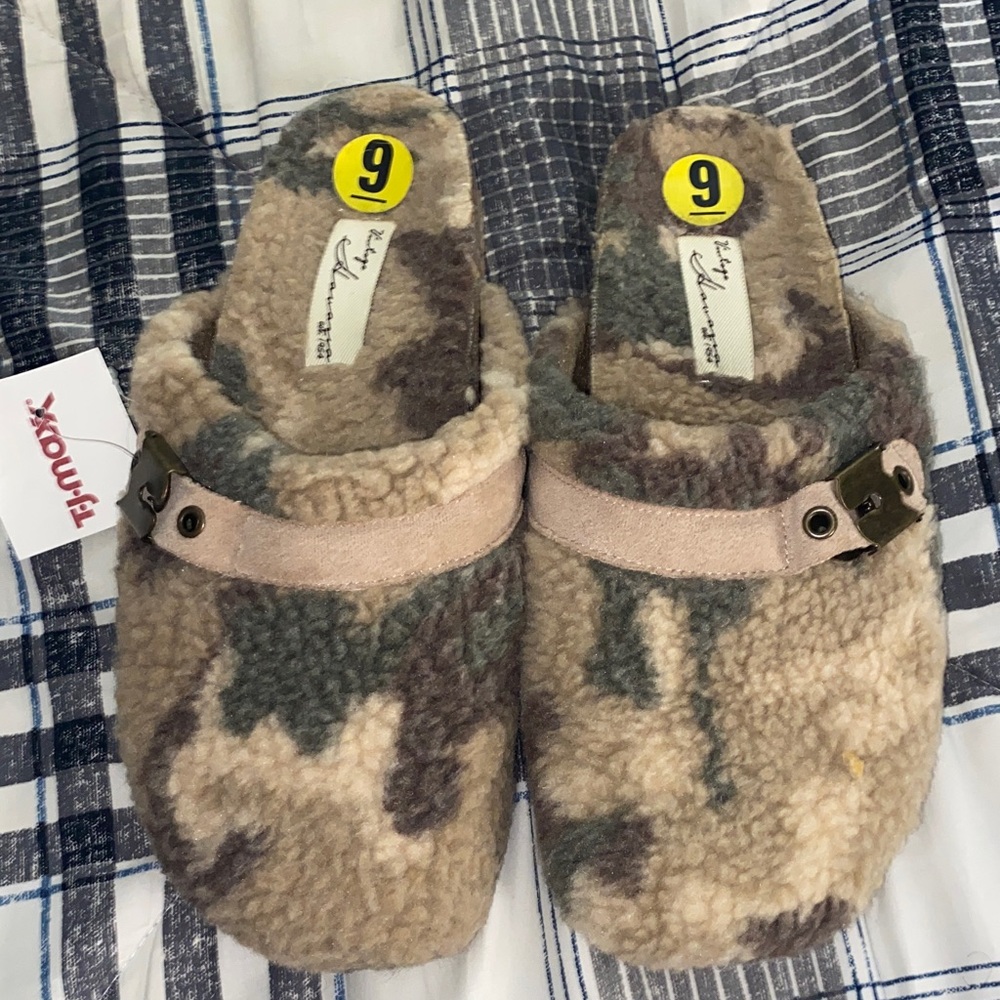 Womens Camouflage Fleece Clogs with Buckle